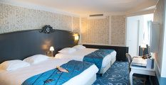 Slaapgedeelte van een junior suite in het <a href="/lemma/Efteling_Hotel" title="Efteling Hotel">Efteling Hotel</a>.