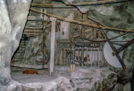 Gevangenis, 12-1985. De gevangenisscène is in korte tijd gedecoreerd, waarbij het vers gebouwde martelwerktuig er nu uit ziet alsof het al decennia in gebruik is. Voorin de scène mist nog het het decor en de persoon die aan een hendel trekt, waardoor er nu vrij zicht is op het contragewicht van de meterslange blaasbalg.