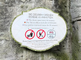 Bord aan einde van de wachtrij <a href="/lemma/Fabula" title="Fabula">Fabula</a>: &quot;De deuren openen iedere 10 minuten&quot;; pictogrammen die eet/drinkverbod en buggyverbod aangeven en pictogram dat 3D-bril afraadt voor voorshow en aanraadt voor hoofdshow. Tot slot: &quot;Plaats je buggy in de buggystalling bij de ingang van de wachtrij.&quot;