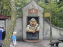 <a href="/lemma/Matroos_Gijs" title="Matroos Gijs">Matroos Gijs</a> en een <a href="/lemma/Vendingautomaat" title="Vendingautomaat">vendingautomaat</a> links er van, <a href="/lemma/1987" title="1987">1987</a>