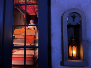 <a href="/lemma/De_Prinses_op_de_Erwt" title="De Prinses op de Erwt">De Prinses op de Erwt</a> bij avond: tafereel met matrassen zichtbaar door de deuren, ernaast een lantaarn in een nis. November 2025 - Foto: Eftepedia