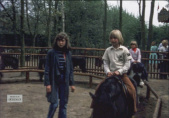 <a href="/lemma/Ponymanege" title="Ponymanege">Ponymanege</a> met medewerkster in het midden, in <span class="redlink">1977</span>