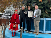 Presentatie <a href="/lemma/Postzegels#Decemberzegels_.282025.29" title="Postzegels">Decemberzegels</a> op de <a href="/lemma/Warme_Winter_Weide" title="Warme Winter Weide">Warme Winter Weide</a>, 10 november 2025. Van links naar rechts: <a href="/lemma/Roodkapje" title="Roodkapje">Roodkapje</a>, ontwerper van de zegels <a href="/lemma/Sander_de_Bruijn" title="Sander de Bruijn">Sander de Bruijn</a>, postzegelverzamelaar Reinier, directeur PostNL Maurice van Unck.