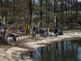 Nieuw deel van de <a href="/lemma/Zwembadlaan" title="Zwembadlaan">Zwembadlaan</a> met een nieuw bruggetje, vanaf het <a href="/lemma/Pira%C3%B1aplein" title="Pirañaplein">Pirañaplein</a> gefotografeerd, in het zwart rechts ontwerper <a href="/lemma/Sander_de_Bruijn" title="Sander de Bruijn">Sander de Bruijn</a>, mei <span class="redlink">2009</span>