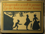 <a href="/lemma/Aangeraden_wordt_te_passen..." title="Aangeraden wordt te passen...">Aangeraden wordt te passen...</a>-bordje bij het <a href="/lemma/Spookslot" title="Spookslot">Spookslot</a>.