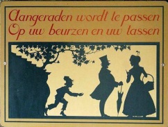 <a href="/lemma/Aangeraden_wordt_te_passen..." title="Aangeraden wordt te passen...">Aangeraden wordt te passen...</a>-bordje bij het <a href="/lemma/Spookslot" title="Spookslot">Spookslot</a>.