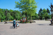 De <a href="/lemma/Brink" title="Brink">Brink</a>, een <a href="/lemma/Parkplattegrond" class="mw-redirect" title="Parkplattegrond">parkplattegrond</a> en de poort rechts naar <a href="/lemma/Reizenrijk" title="Reizenrijk">Reizenrijk</a>, mei <span class="redlink">2010</span>