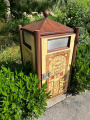 <a href="/lemma/Afvalbak" title="Afvalbak">Klikobak</a> met <a href="/lemma/Pira%C3%B1a" title="Piraña">Piraña</a>-decoratie sinds 2024