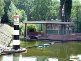 De grote vuurtoren van de <a href="/lemma/Radiografisch_Bestuurbare_Bootjes" title="Radiografisch Bestuurbare Bootjes">Radiografisch Bestuurbare Bootjes</a>, met het <a href="/lemma/Bootmanshuis" title="Bootmanshuis">Bootmanshuis</a> op de achtergrond.