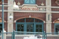 Gevel <a href="/lemma/Baron_1898" title="Baron 1898">Baron 1898</a> met opschrift &quot;Rijksmijn Baron 1898&quot;.