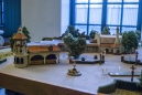 Maquette van <a href="/lemma/Hartenhof" title="Hartenhof">Hartenhof</a>, hier <a href="/lemma/Polles_Keuken" title="Polles Keuken">Polles Keuken</a>, zoals tijdelijk te zien in de ontvangsthal van Raveleijn, januari <span class="redlink">2011</span>