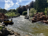 De liggende <a href="/lemma/Quetzalcoatl" title="Quetzalcoatl">Quetzalcoatl</a> spuit water op. De straal is hier nog maar net gestart, hij wordt nog meer dan twee keer zo hoog.
