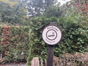 Bordje bij de <a href="/lemma/Rookzone" title="Rookzone">rookzone</a> zoals geplaatst sinds september <a href="/lemma/2025" title="2025">2025</a>