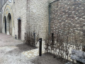 <a href="/lemma/Rookzone" title="Rookzone">Rookzone</a> bij het <a href="/lemma/Poorthuys" title="Poorthuys">Poorthuys</a> voorin <a href="/lemma/Efteling_Bosrijk" title="Efteling Bosrijk">Efteling Bosrijk</a>, november 2022.
