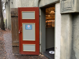 Uitgang van het <a href="/lemma/Warenhuis" title="Warenhuis">Warenhuis</a>, supermarkt in het <a href="/lemma/Carrouseltheater" title="Carrouseltheater">Carrouseltheater</a>, via nooddeur theater, in december 2020 - Foto: Eftepedia