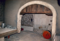 Vallend hek, 10-1985. De doorgang van de Krokodillentunnel richting het Vallend Hek, gezien vanaf de linkerkade van de scène. Omdat de boot een scherpe bocht moet maken is de draaischijf van de kabel in de hoek geplaatst waar hier de fundering een stuk naar binnen wijkt.