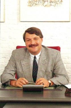 Beck aan zijn bureau in 1991