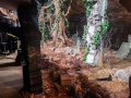 Achter de schermen <a href="/lemma/Spookslot" title="Spookslot">Spookslot</a> in <a href="/lemma/2022" title="2022">2022</a>. De catacomben met werkverlichting aan. Links de viool die zich als <a href="/lemma/Pepper%27s_Ghost" title="Pepper&#039;s Ghost">Pepper&#039;s Ghost</a> reflecteert in de ruiten rechts.