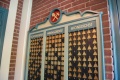 Penningenbord voor ochtendploeg, middagploeg en avondploeg in het <a href="/lemma/Entreeportaal" title="Entreeportaal">Entreeportaal</a> van <a href="/lemma/Baron_1898" title="Baron 1898">Baron 1898</a>.