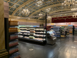 Koelingen en schappen in het <a href="/lemma/Warenhuis" title="Warenhuis">Warenhuis</a>, supermarkt in het <a href="/lemma/Carrouseltheater" title="Carrouseltheater">Carrouseltheater</a>, in december 2020 - Foto: Eftepedia