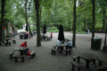 Zicht op <a href="/lemma/Spookslotplein_(achterzijde)" title="Spookslotplein (achterzijde)">Spookslotplein (achterzijde)</a>, vanaf de uitgang <a href="/lemma/Spookslot" title="Spookslot">Spookslot</a>, met het terras van de <a href="/lemma/Witte_Walvis" class="mw-redirect" title="Witte Walvis">Witte Walvis</a> en <a href="/lemma/Matroos_Gijs" title="Matroos Gijs">Matroos Gijs</a>, 17 juni 2012