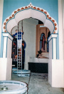 Harem, 02-1986. Decorateur Reinier Mieris staat al lakkende in een lege vaargeul onder de poort van de Haven naar de Harem. Achter de poort zien we de naakte dames van de Harem, gezien de volledige afwerking waarschijnlijk kant-en-klaar ingekochte paspopfiguren. De rasters voor de enorme ramen missen nog, evenals de draperieën daarachter. Ook in de Troonzaal zijn er nog verschillende figuren zonder kleding.