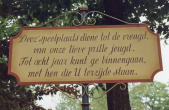 Bord in de oude speeltuin <a href="/lemma/Kleuterhof_(1960)" title="Kleuterhof (1960)">Kleuterhof (1960)</a> waarop de doelgroep aangegeven is: