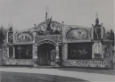 Gevel van het <a href="/lemma/Carrouselpaleis" title="Carrouselpaleis">Carrouselpaleis</a> in de Efteling eind jaren zestig, in ieder geval na de gevelrenovatie van 1965 maar voor de uitbreiding met zijbeuken in 1970.