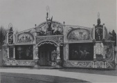 Gevel van het <a href="/lemma/Carrouselpaleis" title="Carrouselpaleis">Carrouselpaleis</a> in de Efteling eind jaren zestig, in ieder geval na de gevelrenovatie van 1965 maar voor de uitbreiding met zijbeuken in 1970.