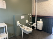 Interieur <a href="/lemma/Changing_Places_Toilet" title="Changing Places Toilet">Changing Places Toilet</a>