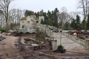 Onderhoud aan het kasteel van <a href="/lemma/Doornroosje" title="Doornroosje">Doornroosje</a> in de winter van 2023 / 2024.