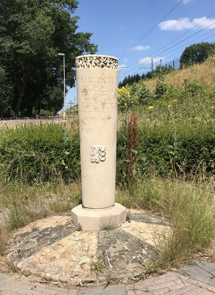 Bestand:Gedenkzuil hoogspoor Eijl.jpg