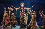 Marcel Visscher als titelpersonage met ensemble uit <a href="/lemma/De_Gelaarsde_Kat_(musical)" title="De Gelaarsde Kat (musical)">De Gelaarsde Kat (musical)</a>.