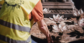 Team Erfgoedbeheer verwijdert de zich openende en sluitende bloemen uit de hoofdshow van het <a href="/lemma/Spookslot" title="Spookslot">Spookslot</a>, kort na de sluiting. Foto: Efteling Blog