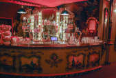 <a href="/lemma/Carrousel_Bar" title="Carrousel Bar">Carrousel Bar</a> naast de <a href="/lemma/Stoomcarrousel" title="Stoomcarrousel">Stoomcarrousel</a> in augustus <a href="/lemma/2010" title="2010">2010</a>