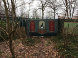 Bouwhekken met embleem verraden start bouw <a href="/lemma/De_Zes_Zwanen" title="De Zes Zwanen">De Zes Zwanen</a> - Foto: Eftepedia