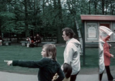 Een vroeg <a href="/lemma/Entertainmentbord" title="Entertainmentbord">Entertainmentbord</a> in vitrinevorm, nabij het <a href="/lemma/Carrouselplein" title="Carrouselplein">Carrouselplein</a>, in de achtergrond bossen waar tegenwoordig de <a href="/lemma/Ingang_Sprookjesbos" class="mw-redirect" title="Ingang Sprookjesbos">Ingang Sprookjesbos</a> met het <a href="/lemma/Sprookjesbos-bord" title="Sprookjesbos-bord">Sprookjesbos-bord</a> en <a href="/lemma/Heksenpoort" title="Heksenpoort">Heksenpoort</a> te vinden zijn, hier in 1973