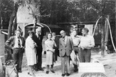 Directie neemt een kijkje op de bouwplaats van het <a href="/lemma/Spookslot" title="Spookslot">Spookslot</a>, <a href="/lemma/1977" title="1977">1977</a>