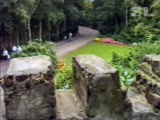 Pad van de <a href="/lemma/Heksenpoort" title="Heksenpoort">Heksenpoort</a> richting het kasteel van <a href="/lemma/Doornroosje" title="Doornroosje">Doornroosje</a>, gezien vanuit het kasteel in <a href="/lemma/1986" title="1986">1986</a>