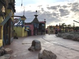 Entreegebied Port Laguna te Toverland in augustus 2018 - Plein en winkels - Foto: Eftepedia