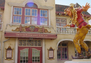 De gevel en de nar van <a href="/lemma/Theaterrestaurant_Applaus" title="Theaterrestaurant Applaus">Theaterrestaurant Applaus</a>.