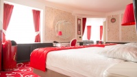 <a href="/lemma/Coca-Cola_Suite" title="Coca-Cola Suite">Coca-Cola Suite</a> in het <a href="/lemma/Efteling_Hotel" title="Efteling Hotel">Efteling Hotel</a> inrichting sinds <span class="redlink">2016</span>.