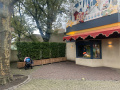 <a href="/lemma/Rookzone" title="Rookzone">Rookzone</a> naast <a href="/lemma/Jokies_Wereld" title="Jokies Wereld">Jokies Wereld</a>, november 2022.