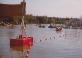 Badkuiprace van <a href="/lemma/Te_Land,_ter_Zee_en_in_de_Lucht" title="Te Land, ter Zee en in de Lucht">Te Land, ter Zee en in de Lucht</a> op 10 mei 1980 op de <a href="/lemma/Siervijver" title="Siervijver">Siervijver</a>