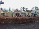 <a href="/lemma/Carrouselplein" title="Carrouselplein">Carrouselplein</a> met doorgang naar het <a href="/lemma/Pannenkoekenrestaurant" title="Pannenkoekenrestaurant">pannenkoekenrestaurant</a> in de <a href="/lemma/Dioramahal" class="mw-redirect" title="Dioramahal">Dioramahal</a>, januari <a href="/lemma/2009" title="2009">2009</a>