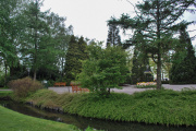 <a href="/lemma/Dwarrelplein" title="Dwarrelplein">Dwarrelplein</a>, het kanaaltje en de groenstrook aan de <a href="/lemma/Vonderplas" title="Vonderplas">Vonderplas</a>, april <a href="/lemma/2010" title="2010">2010</a>