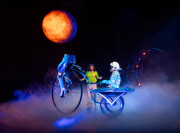 <a href="/lemma/Magicaluna" title="Magicaluna">Magicaluna</a>, scènebeeld, astronautenvelocipède