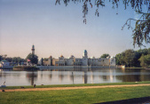<a href="/lemma/Vonderplas" title="Vonderplas">Vonderplas</a> met <a href="/lemma/Fata_Morgana" title="Fata Morgana">Fata Morgana</a> vanaf het <a href="/lemma/Dwarrelplein" title="Dwarrelplein">Dwarrelplein</a> in augustus <a href="/lemma/1998" title="1998">1998</a>