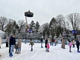 IJsbaan naast de <a href="/lemma/Warme_Winter_Weide" title="Warme Winter Weide">Warme Winter Weide</a> in <a href="/lemma/Winter_Efteling_2024-2025" title="Winter Efteling 2024-2025">Winter Efteling 2024-2025</a>