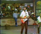 De <a href="/lemma/Kurketrekker" class="mw-redirect" title="Kurketrekker">Kurketrekker</a> in <span class="redlink">1981</span> in de achtergrond van de clip van The Shakin&#039; Arrows